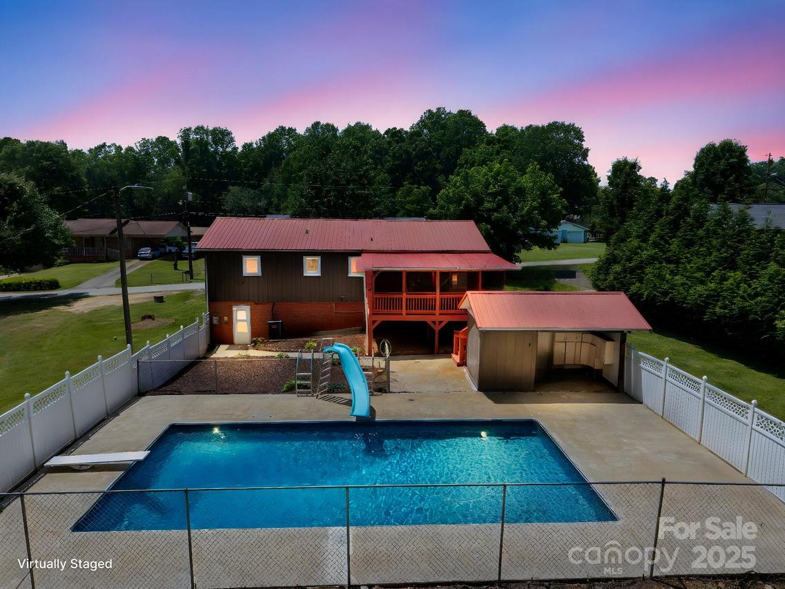 2011 Hampton Heights St., Lenoir, NC 28645