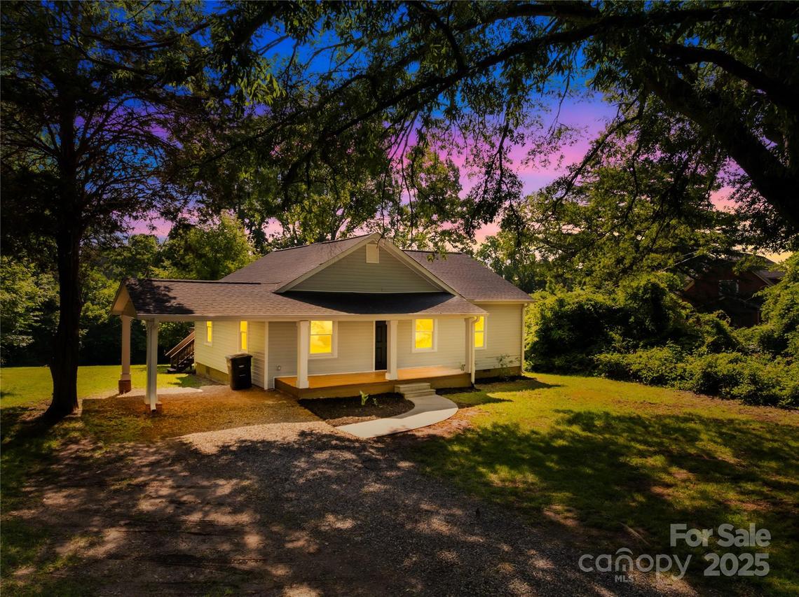 1528 Avondale Dr., Statesville, NC 28625