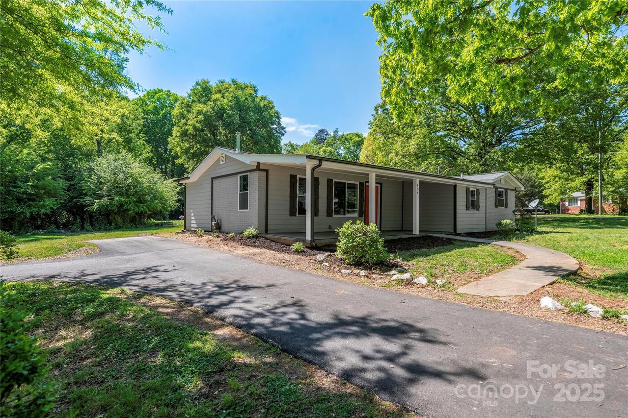 404 Dogwood Ln., Statesville, NC 28677