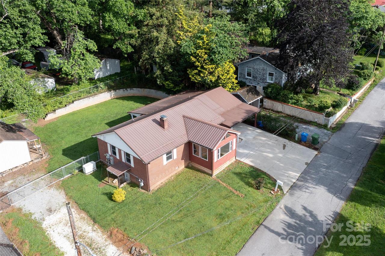 1523 Dawnview Dr., Hendersonville, NC 28791