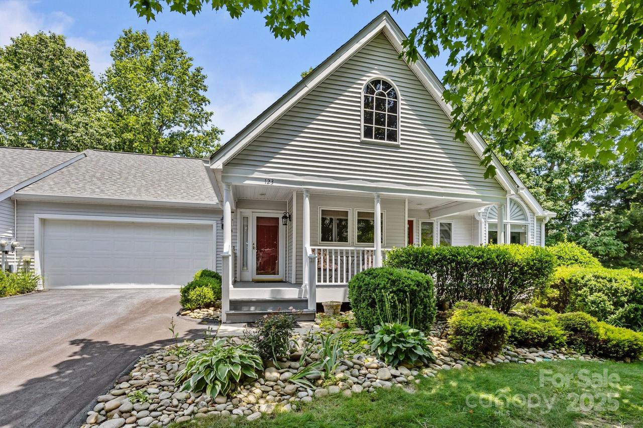 123 Carriage Walk Ln., Hendersonville, NC 28791