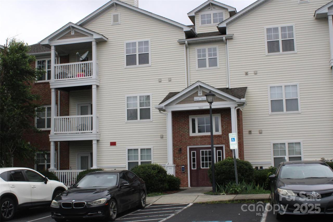 9823 Hyde Glen Ct., Charlotte, NC 28262