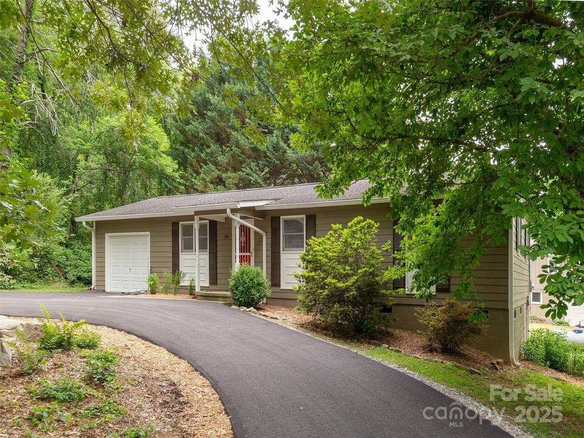 561 Fairway Dr., Hendersonville, NC 28739