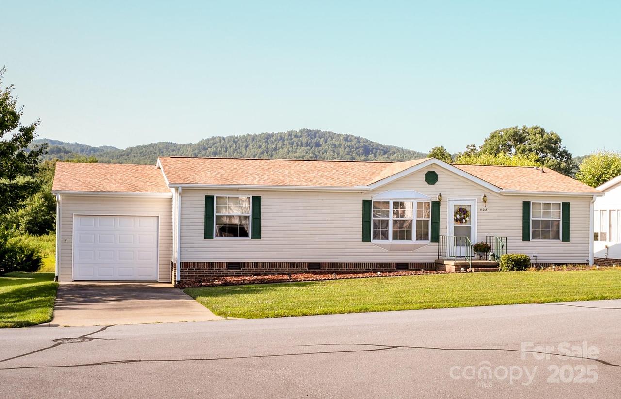 408 Riverwind Dr., Hendersonville, NC 28739
