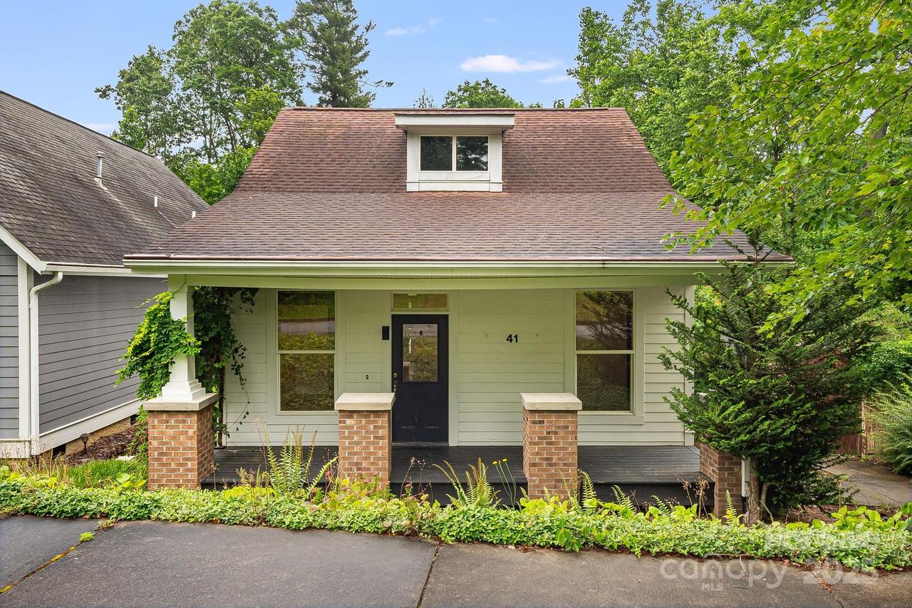 41 Town Cir., Flat Rock, NC 28731