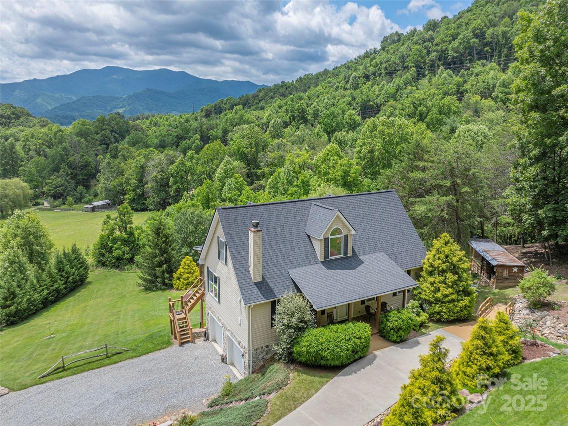80 Feather Ln., Waynesville, NC 28786