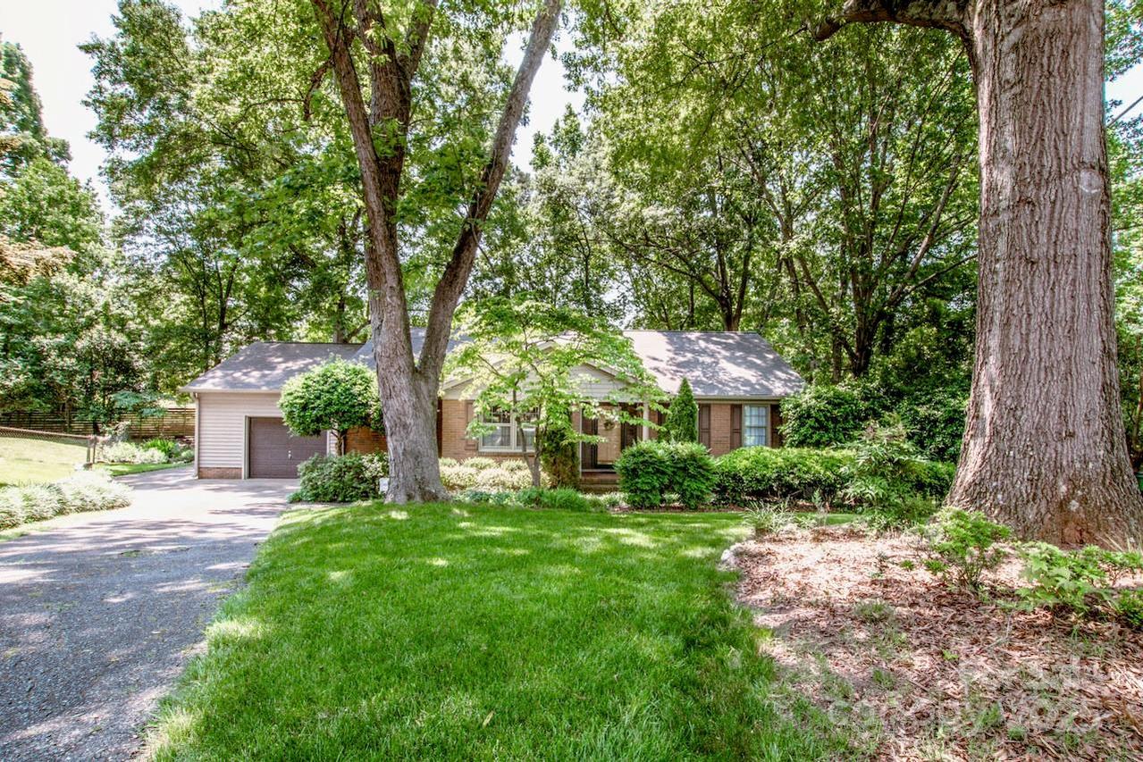 928 Tally Ho Ct., Charlotte, NC 28212