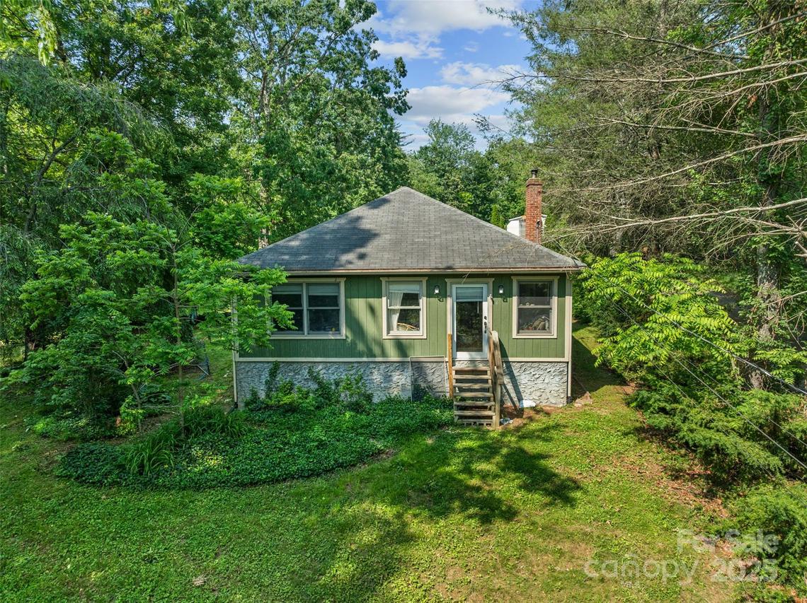 14 Luckenbach Dr., Fairview, NC 28730