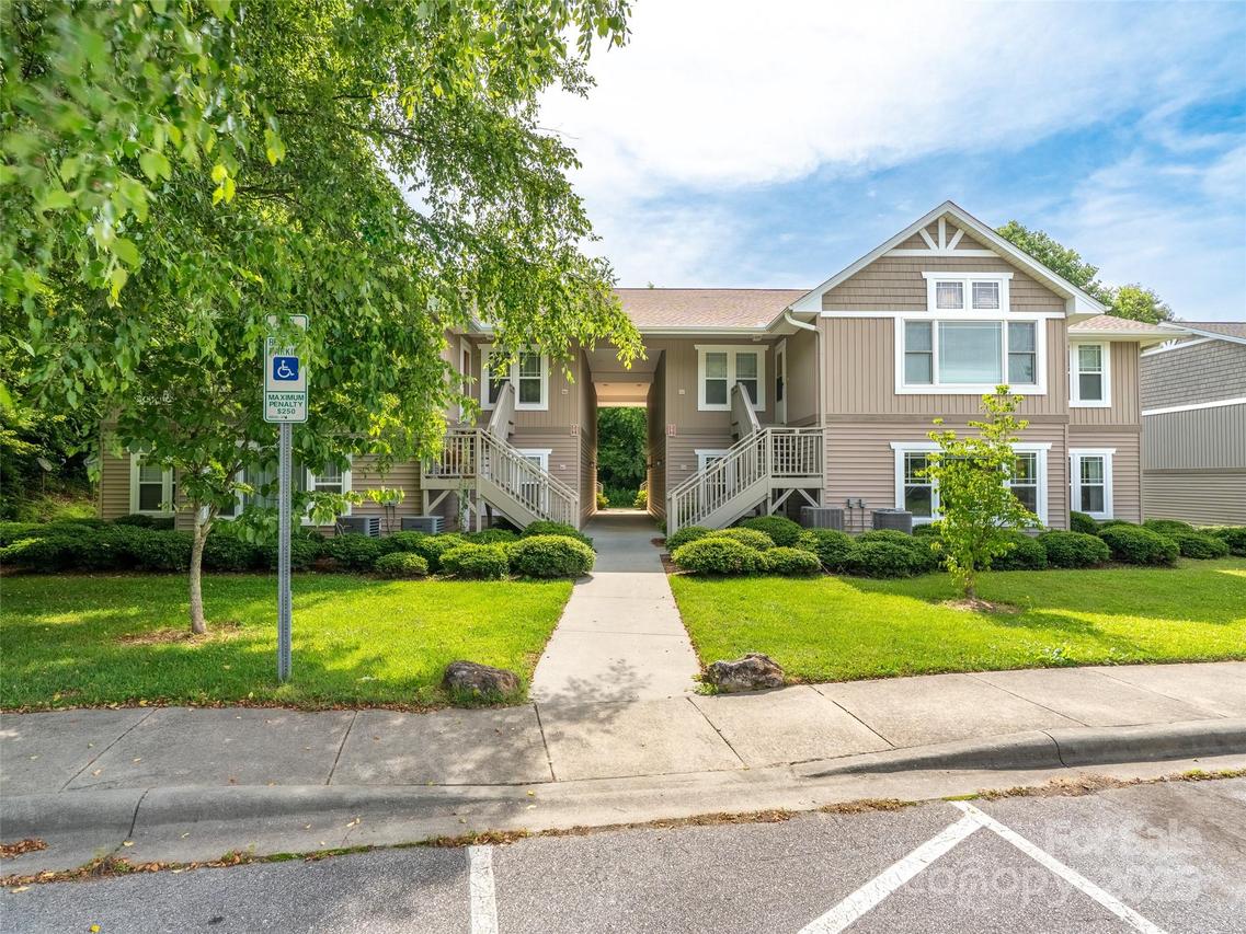 91 Morningside Ln., Hendersonville, NC 28792