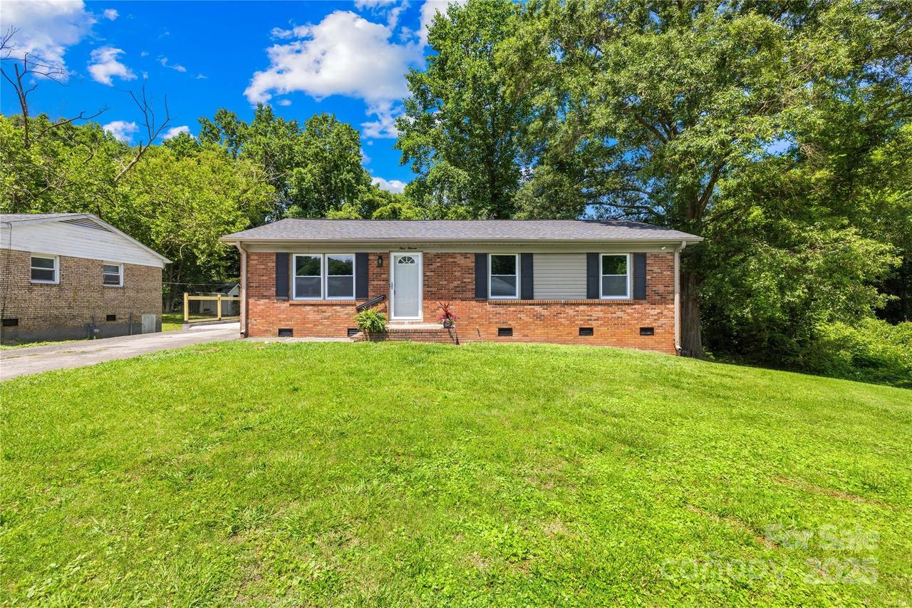 911 Briarwood Dr., Dallas, NC 28034