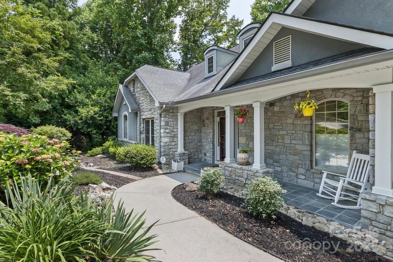 311 Mountain Crest Dr., Hendersonville, NC 28739