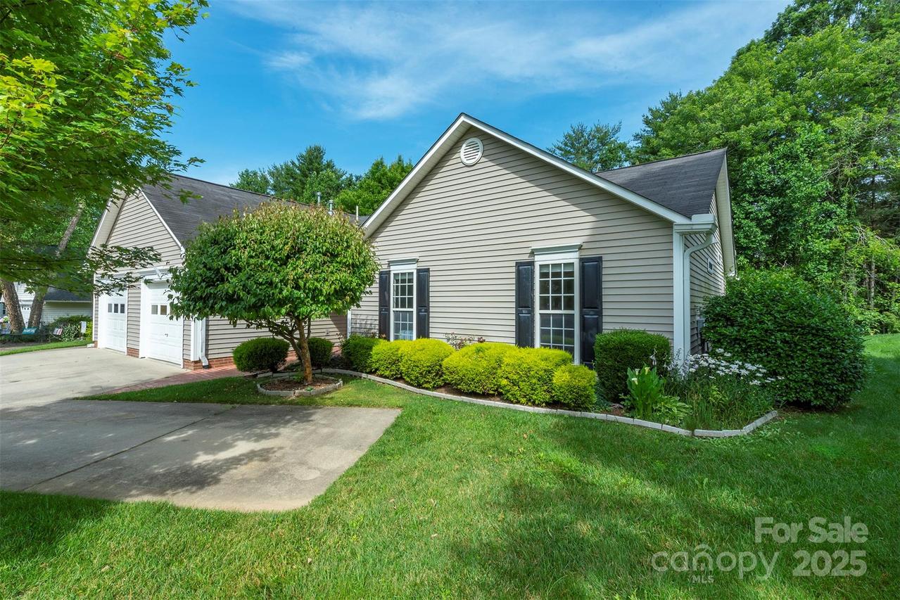 16 Red Barn Ln., Fletcher, NC 28732