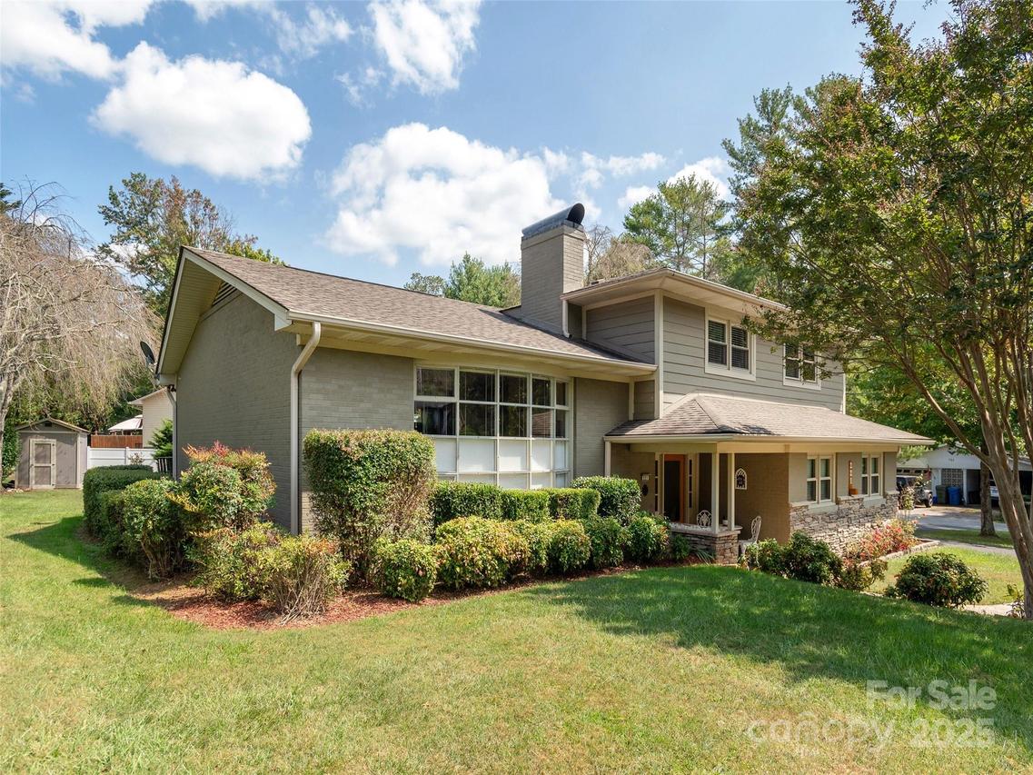 221 Balsam Rd., Hendersonville, NC 28792