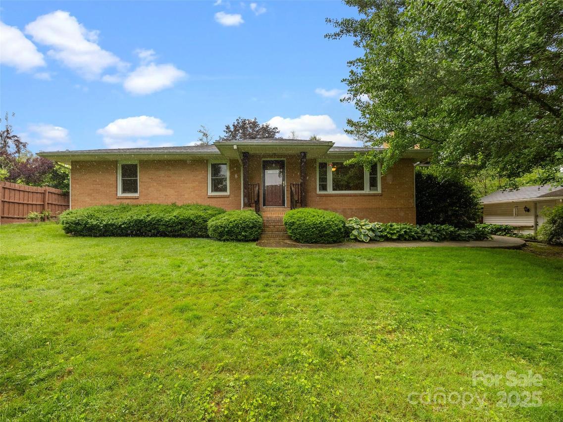 107 Edgehill Rd., Hendersonville, NC 28739