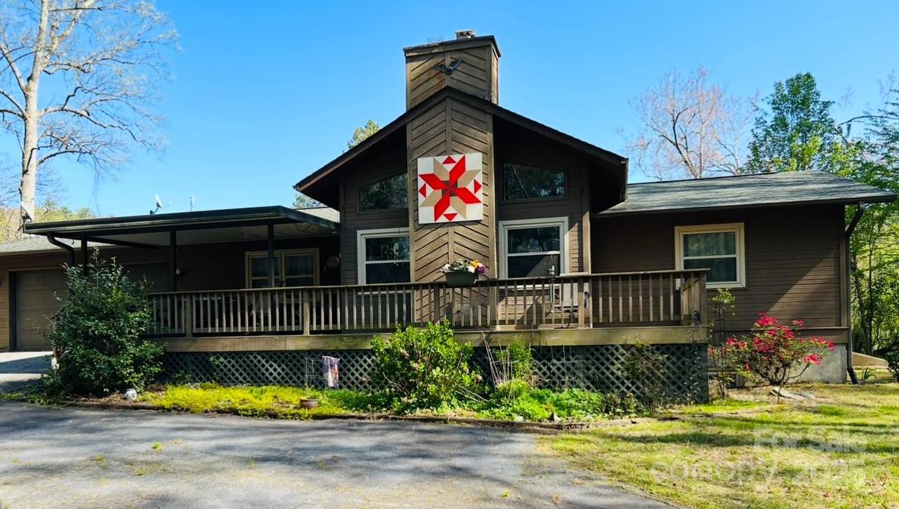 121 Rockwood Dr., Hendersonville, NC 28792