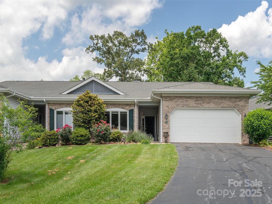 12 Country Meadows Ln., Hendersonville, NC 28792