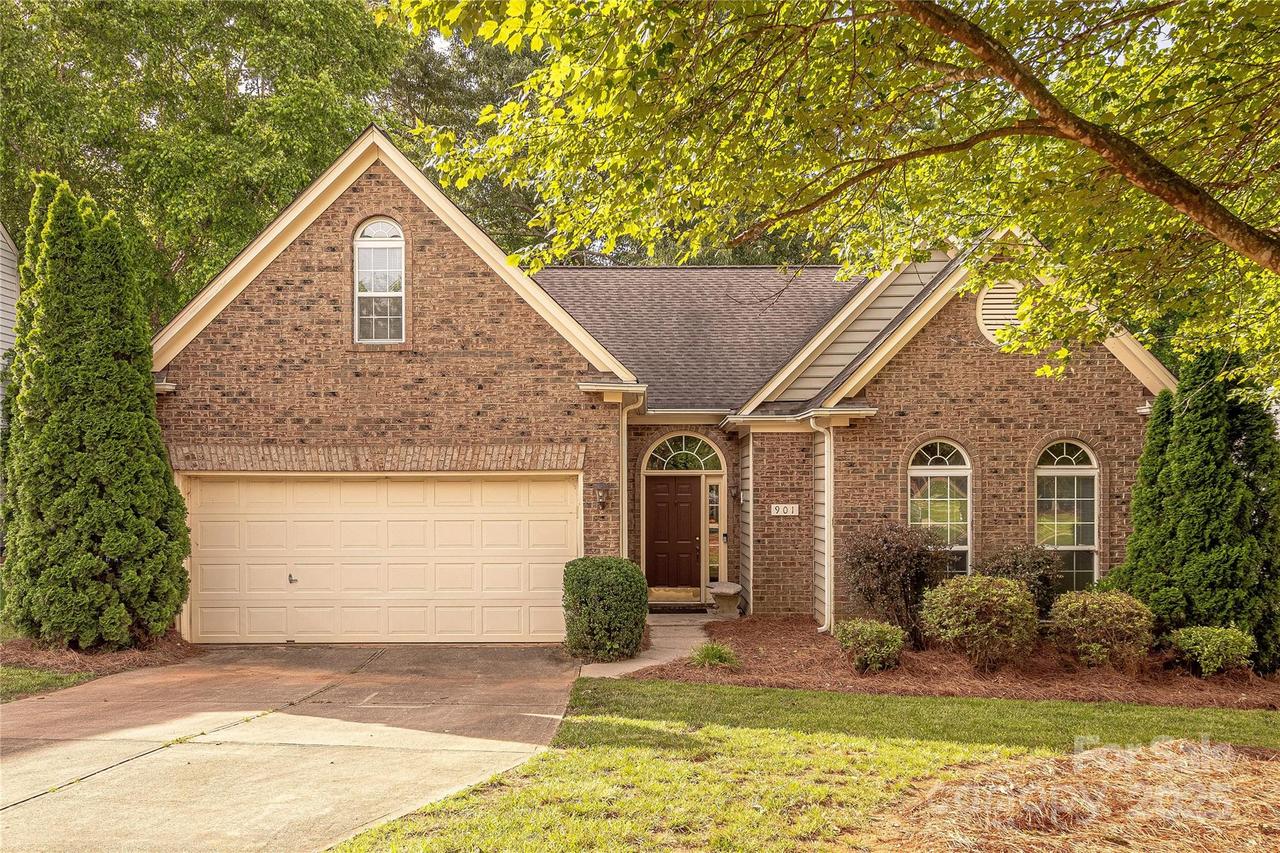 901 Clearbrook Rd., Matthews, NC 28105