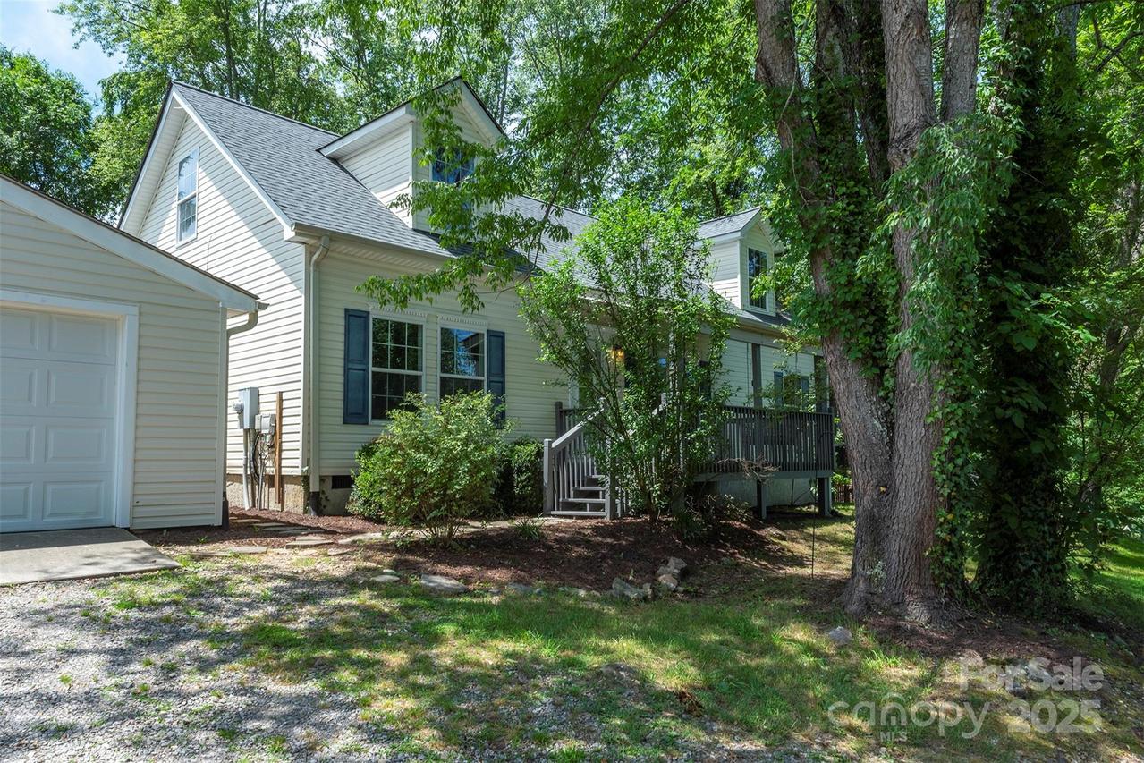 9 Everwood Dr., Candler, NC 28715