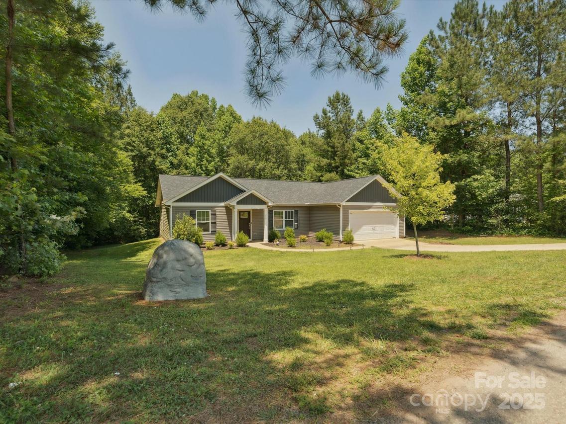 429 Summer Ridge Dr., Stanley, NC 28164
