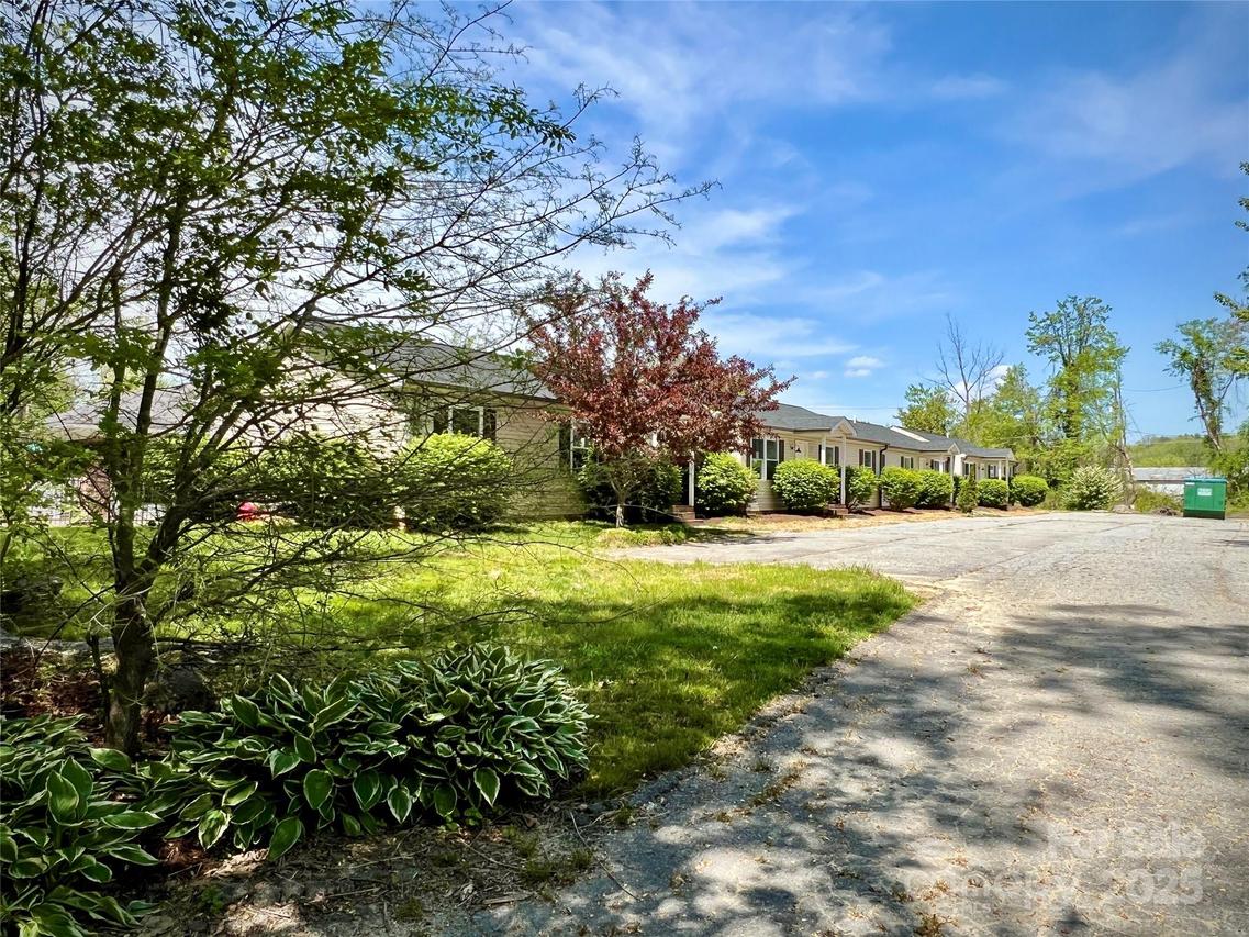 1754 Meadowbrook Ter., Hendersonville, NC 28791