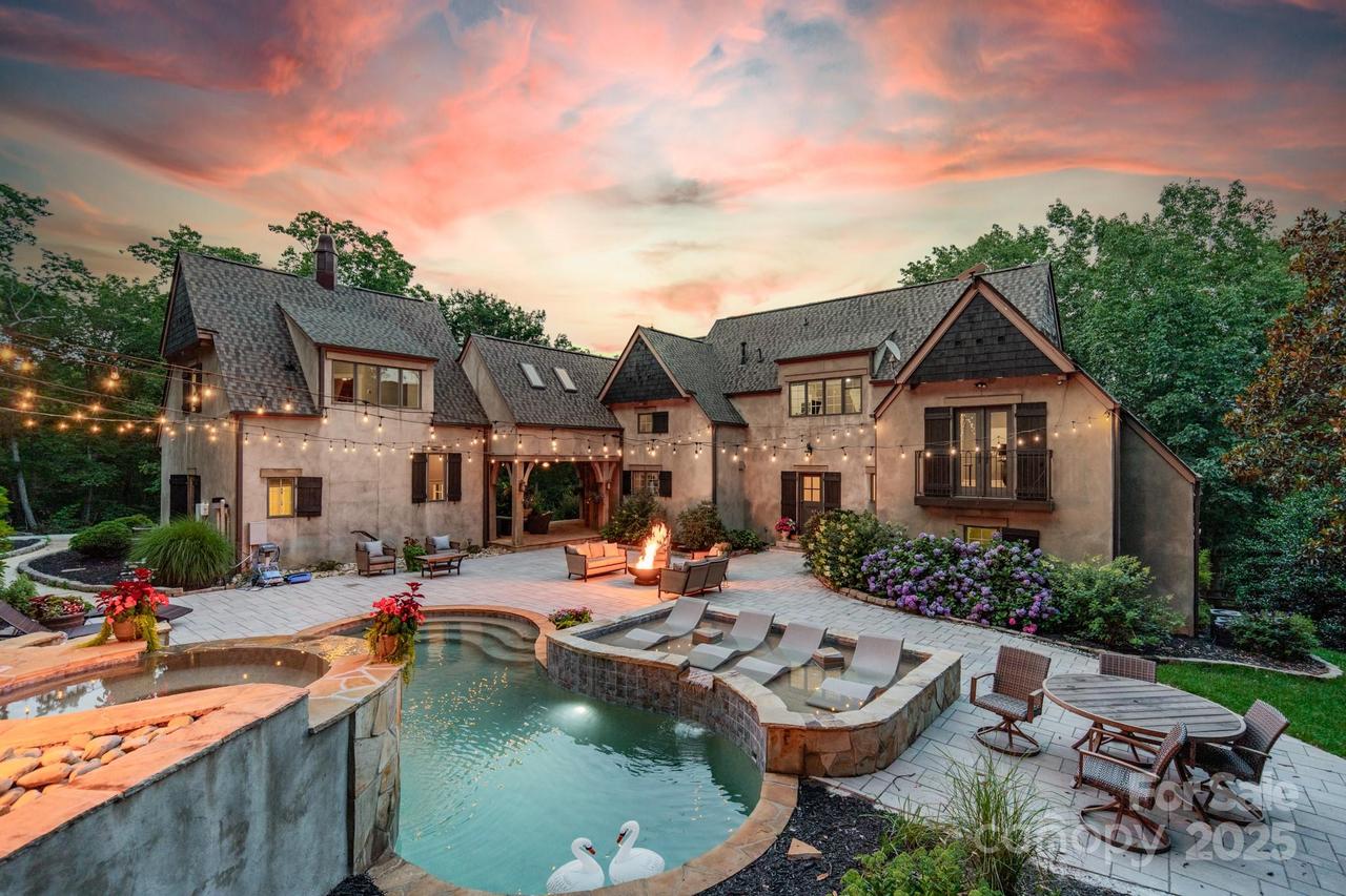3587 Ridgetop Rd., Sherrills Ford, NC 28673