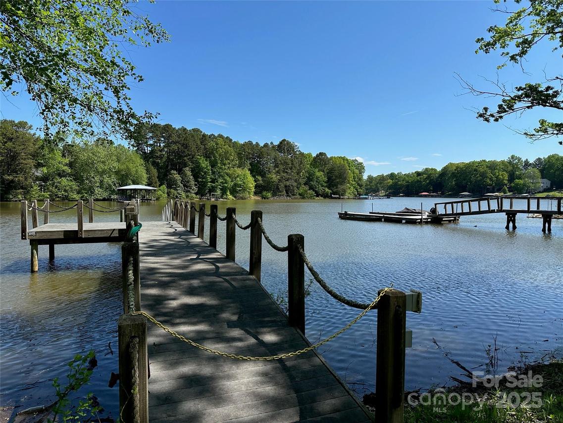 6718 Emerald Isle Dr., Sherrills Ford, NC 28673