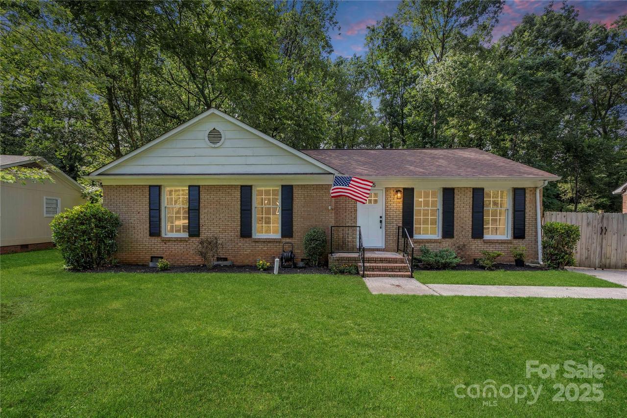 6215 Cross Creek Ln., Charlotte, NC 28212