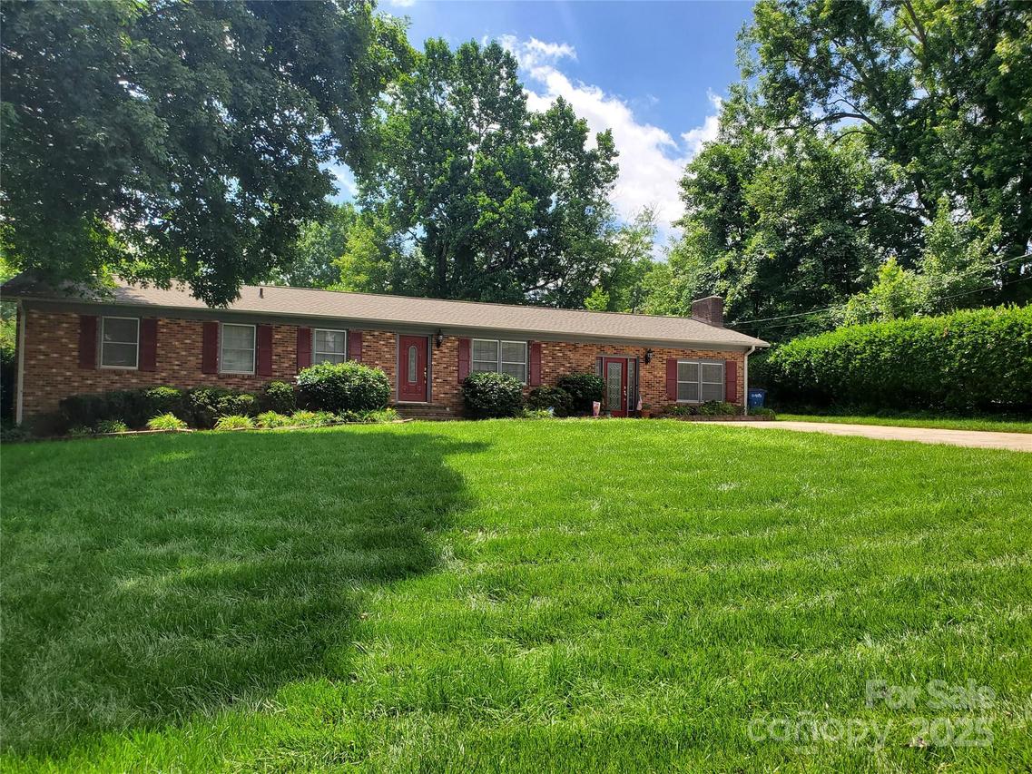 2104 Farmbrook Dr., Statesville, NC 28625