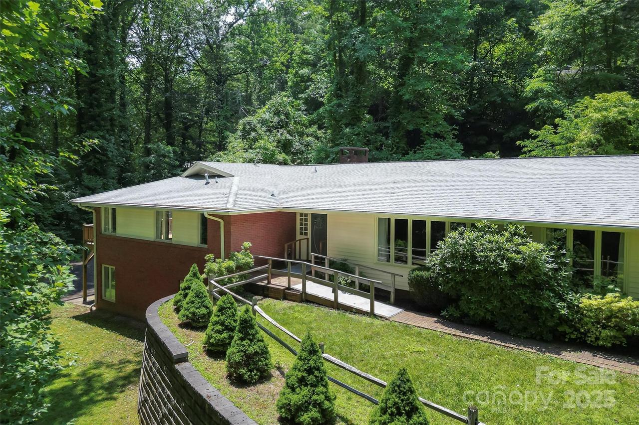 684 Woodfield Dr., Waynesville, NC 28786