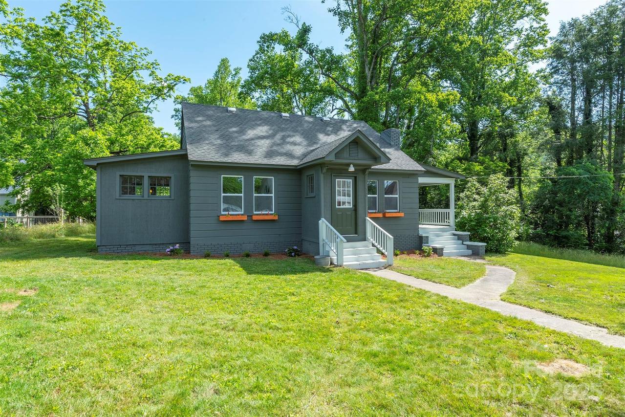 12 Mountain View Ave., Black Mountain, NC 28711