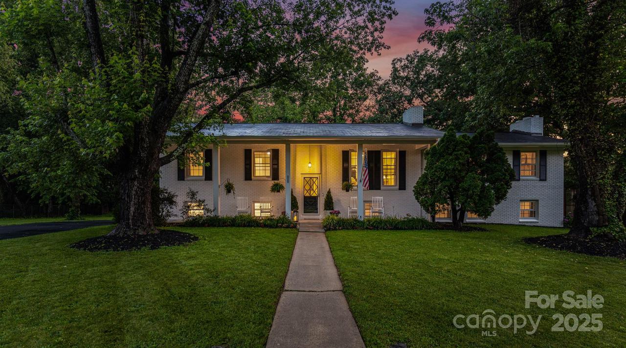 114 Greenfield Ln., Hendersonville, NC 28792