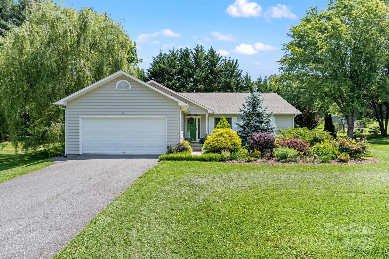 4 Orchard Pl., Weaverville, NC 28787