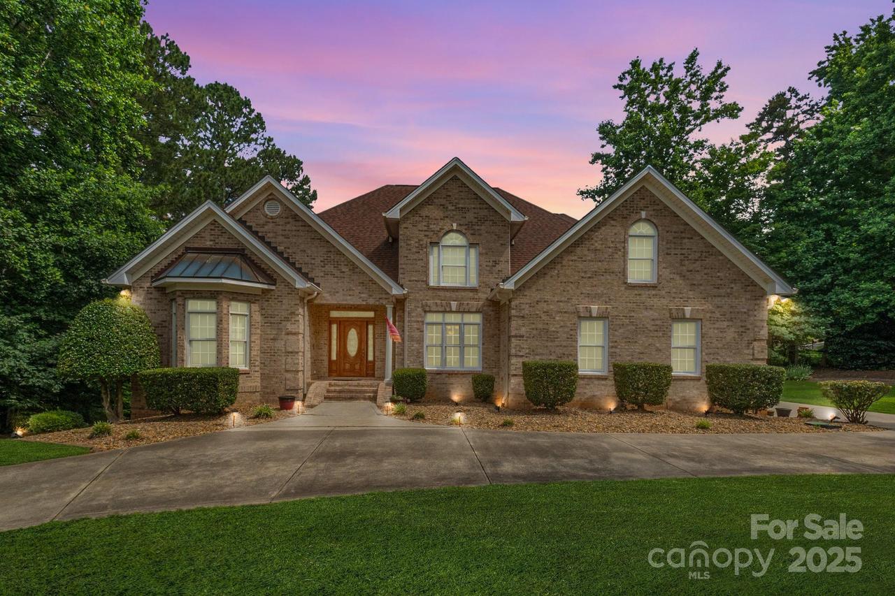 8918 Beach Bluff Ct., Sherrills Ford, NC 28673