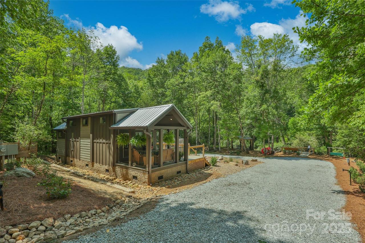 3095 Silversteen Rd., Lake Toxaway, NC 28747