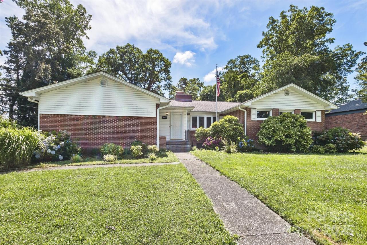 209 Balsam Rd., Hendersonville, NC 28792