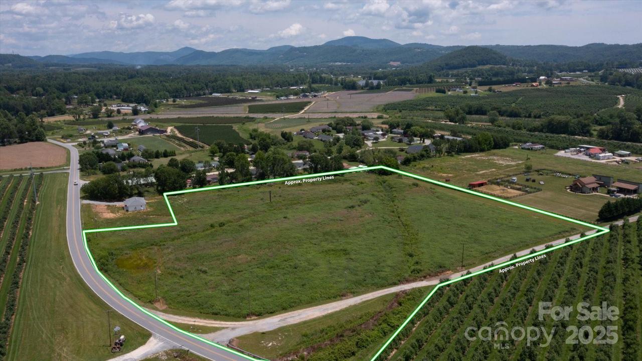 999 Pace Rd., Hendersonville, NC 28792