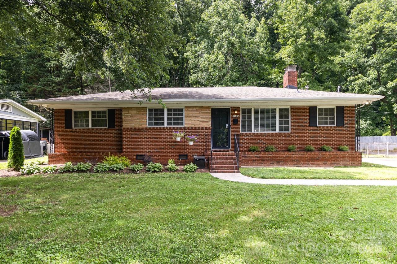 3969 Sheffield Dr., Charlotte, NC 28205