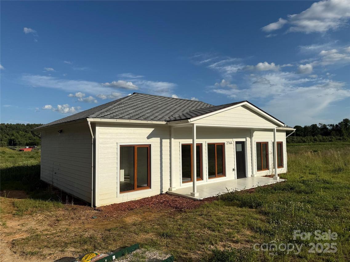 2144 Pace Rd., Hendersonville, NC 28792