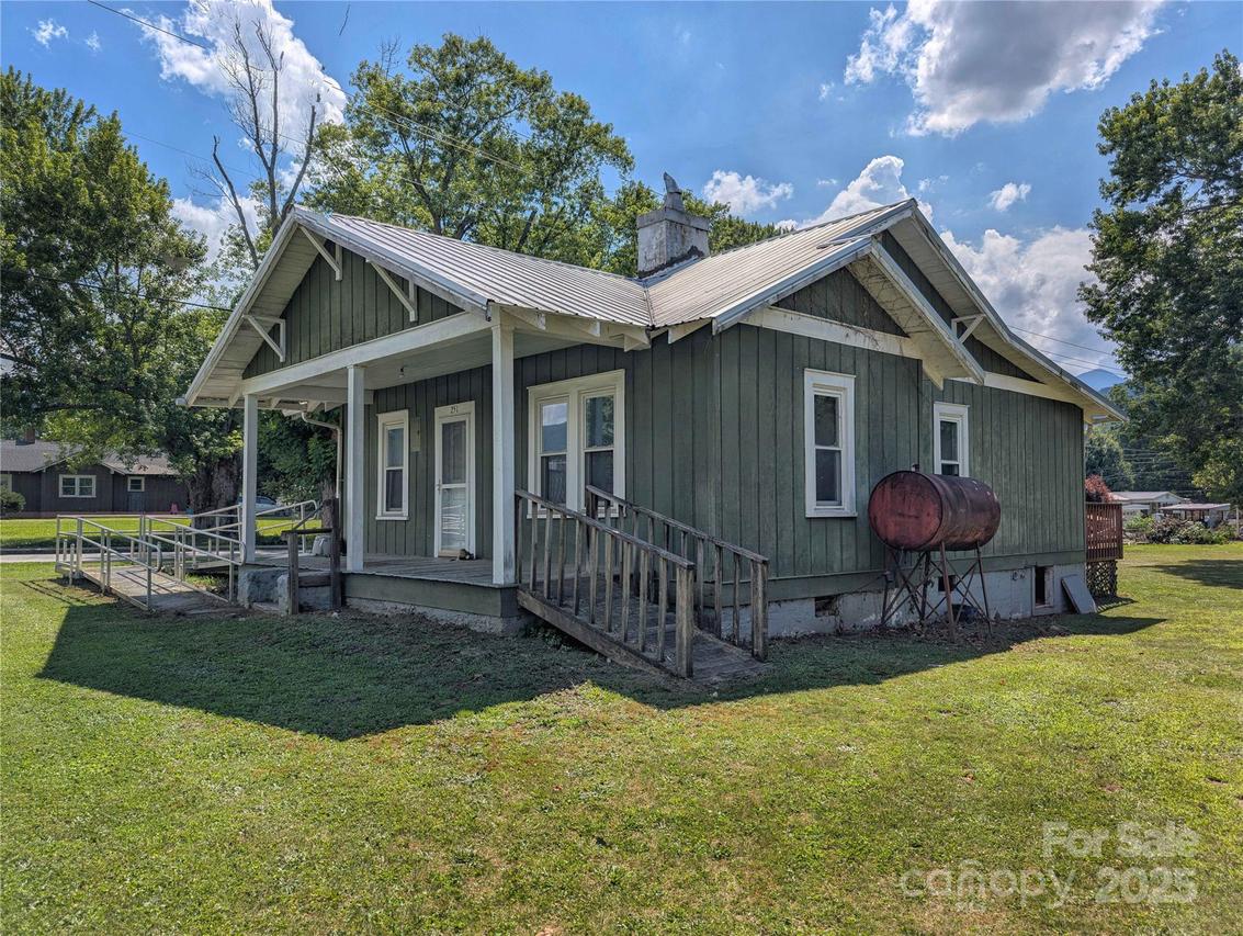 251 Westwood Cir., Waynesville, NC 28786