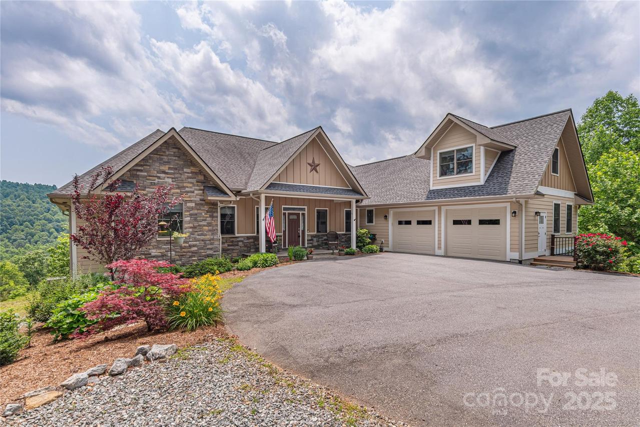 930 Big Raven Ln., Saluda, NC 28773