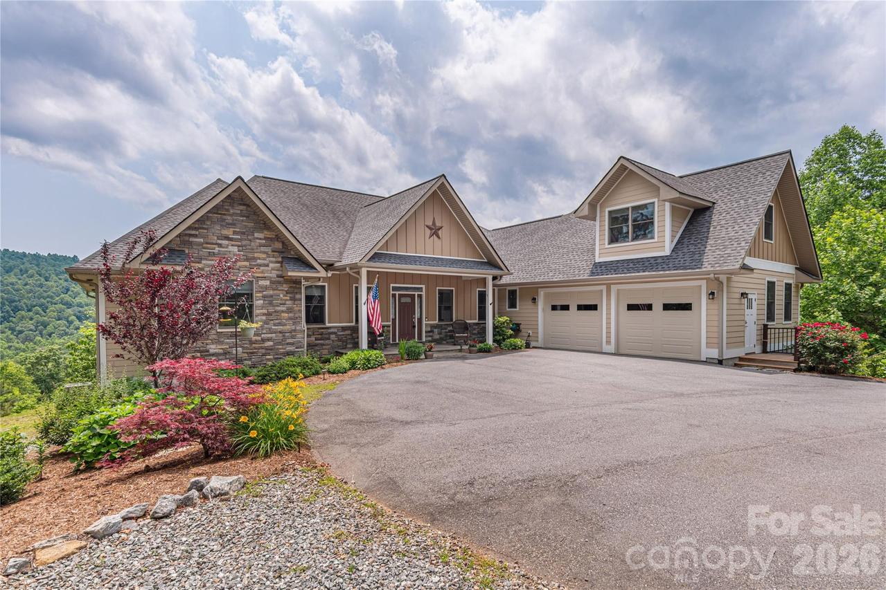 930 Big Raven Ln., Saluda, NC 28773