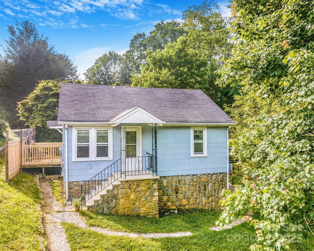 99 Little Oak St., Canton, NC 28716