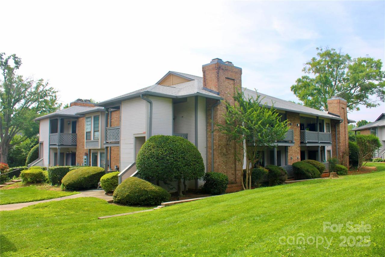 5864 Harris Grove Ln., Charlotte, NC 28212