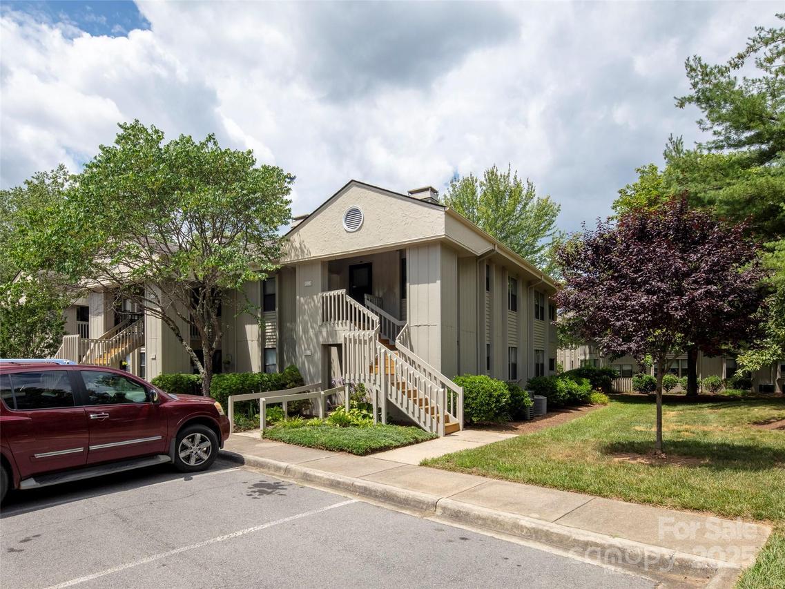 206 Abbey Cir., Asheville, NC 28805