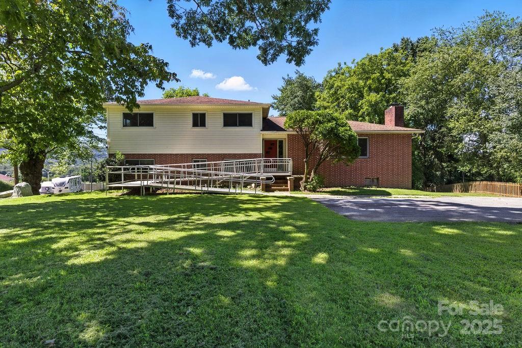 324 Whispering Hills Dr., Hendersonville, NC 28792