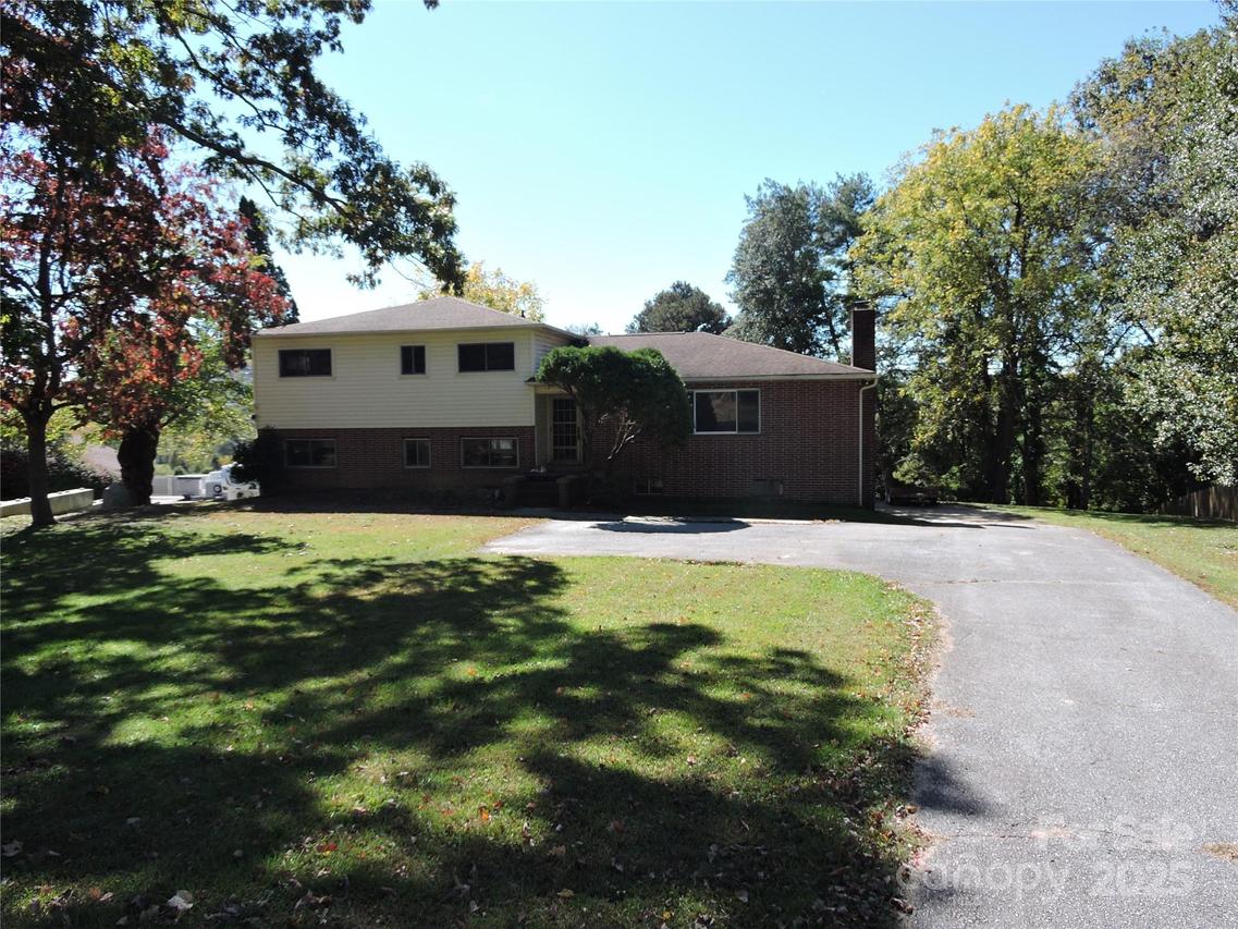 324 Whispering Hills Dr., Hendersonville, NC 28792