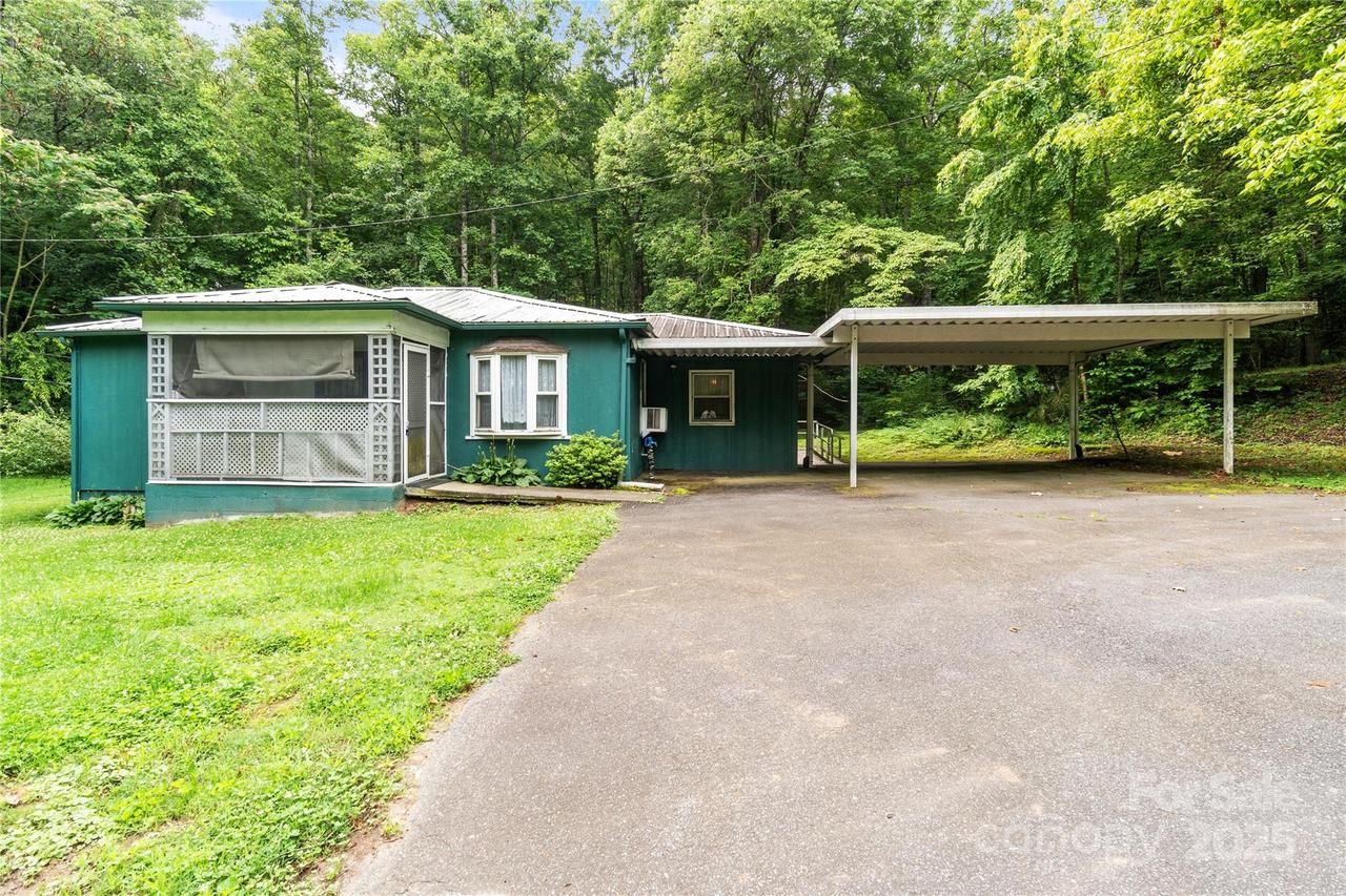3325 Deerbrook Rd., Lenoir, NC 28645