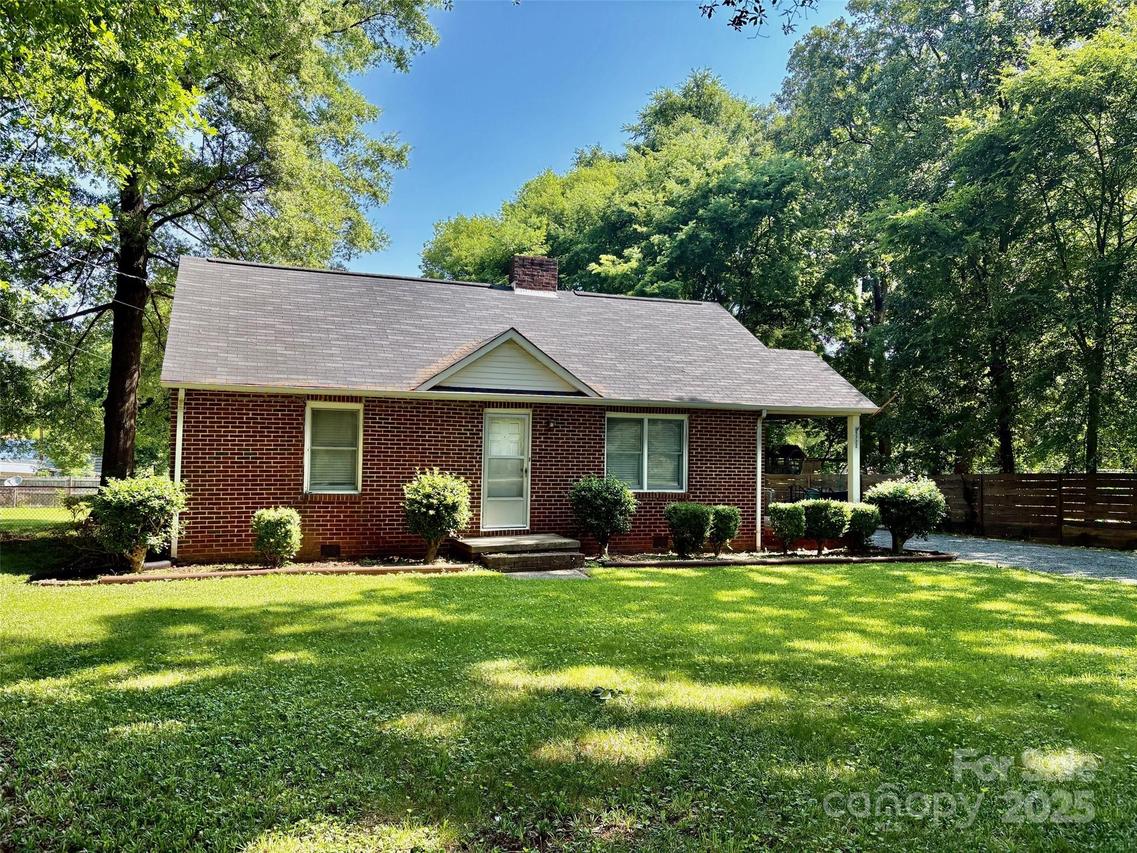 5722 Oak Dr., Charlotte, NC 28216