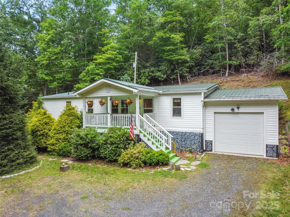 275 Bulldog Ln., Green Mountain, NC 28740
