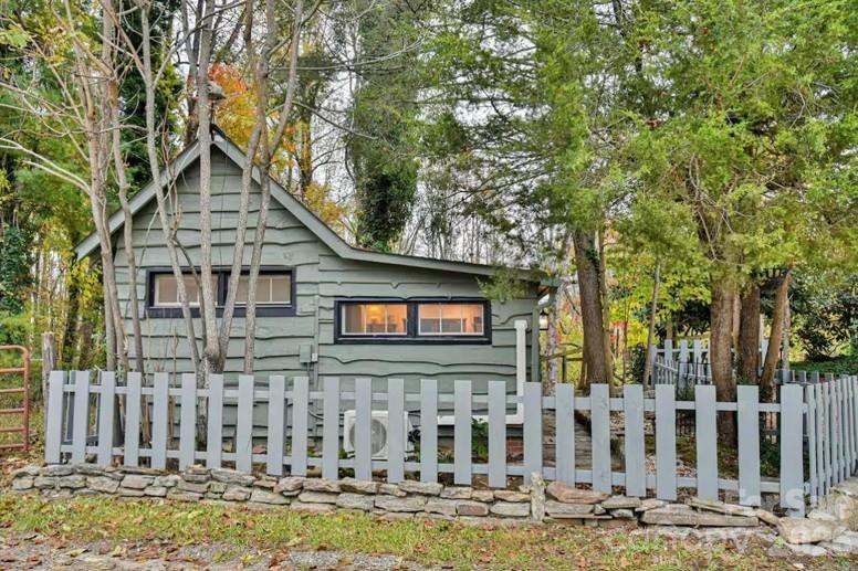 1032 Brightwater Dr., Hendersonville, NC 28739